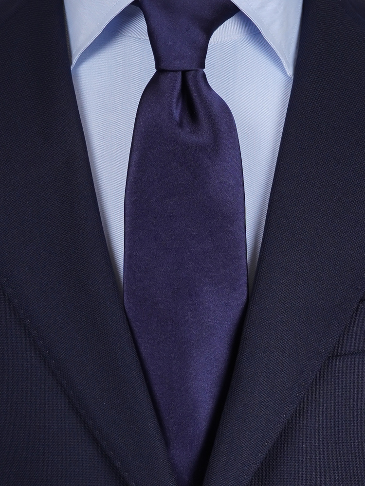 Gravata de cetim azul-meia-noite & lenço de bolso