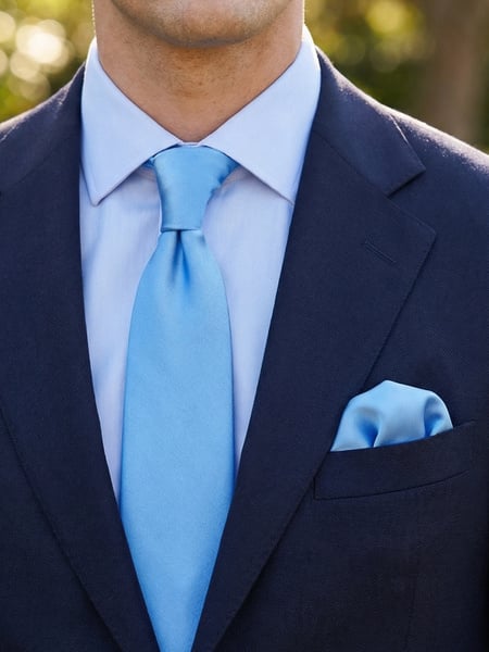Gravata de cetim azul-claro & lenço de bolso