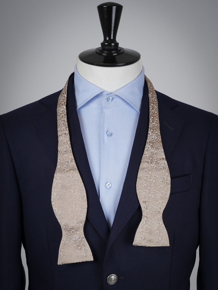 Aranybézs önkötő selyem csokornyakkendő díszzsebkendővel