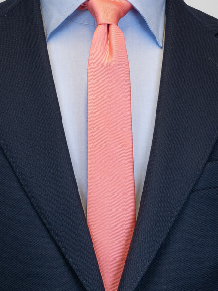 Wąski jasnoczerwony krawat