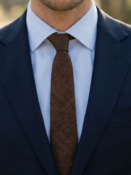 Corbata estrecha marrón oscuro espigada