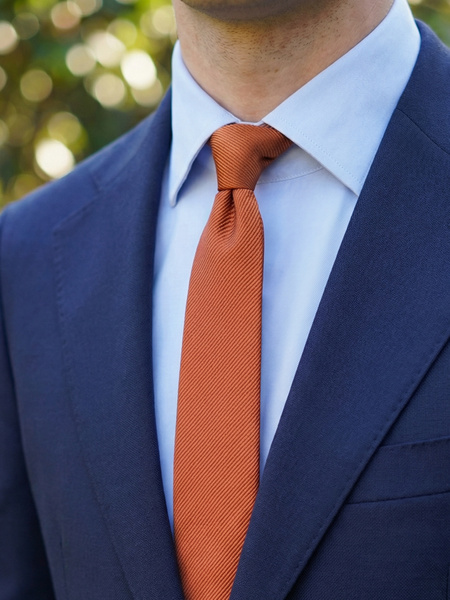 Smal kobberoransje slips