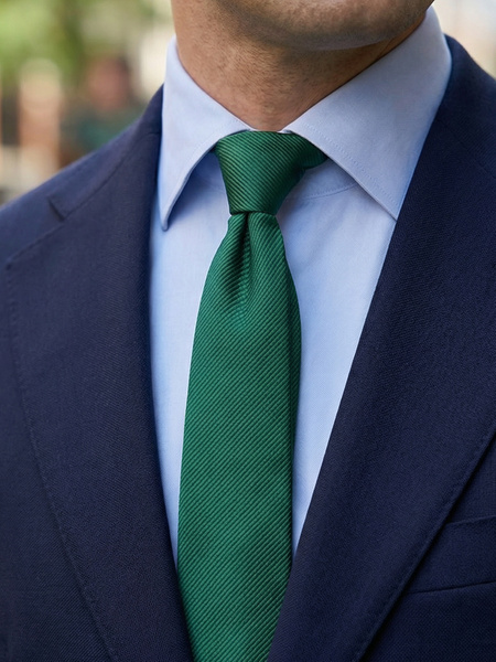 Smal mørk smaragdgrønn slips