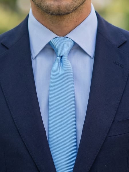 Gravata azul claro estreita