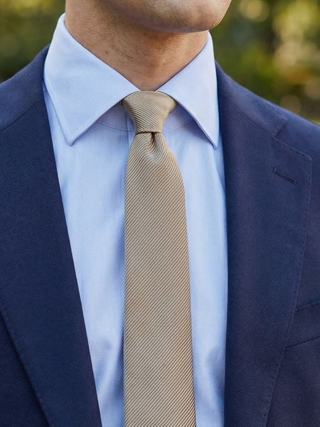 Teple béžová kravata úzká