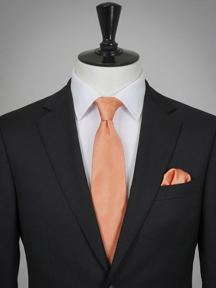 Cravată caisă și batistă de buzunar