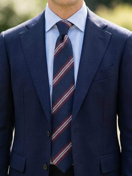 Tummansininen raidallinen shantung-solmio Milano