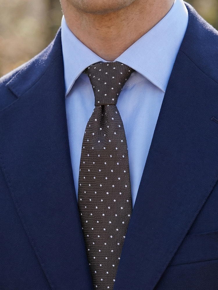 Тъмнокафява на точки шантунг вратовръзка