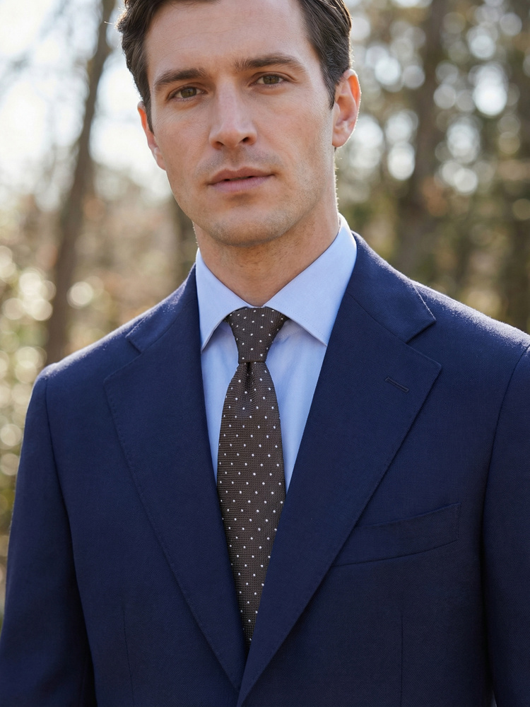 Тъмнокафява на точки шантунг вратовръзка