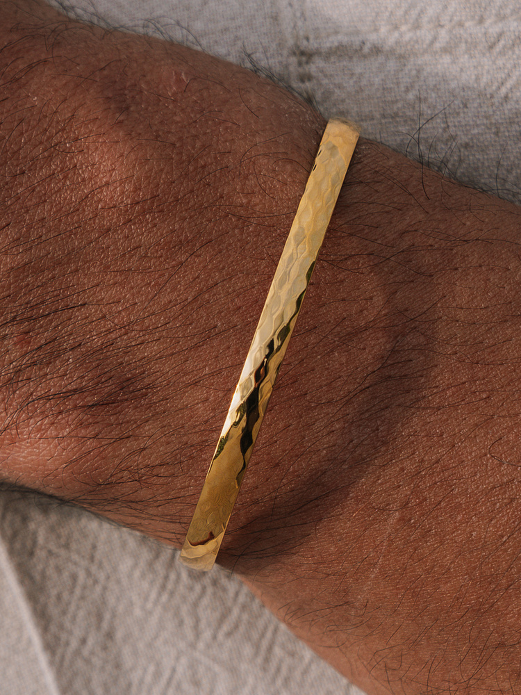 Bangle bracelet | Hammered gold