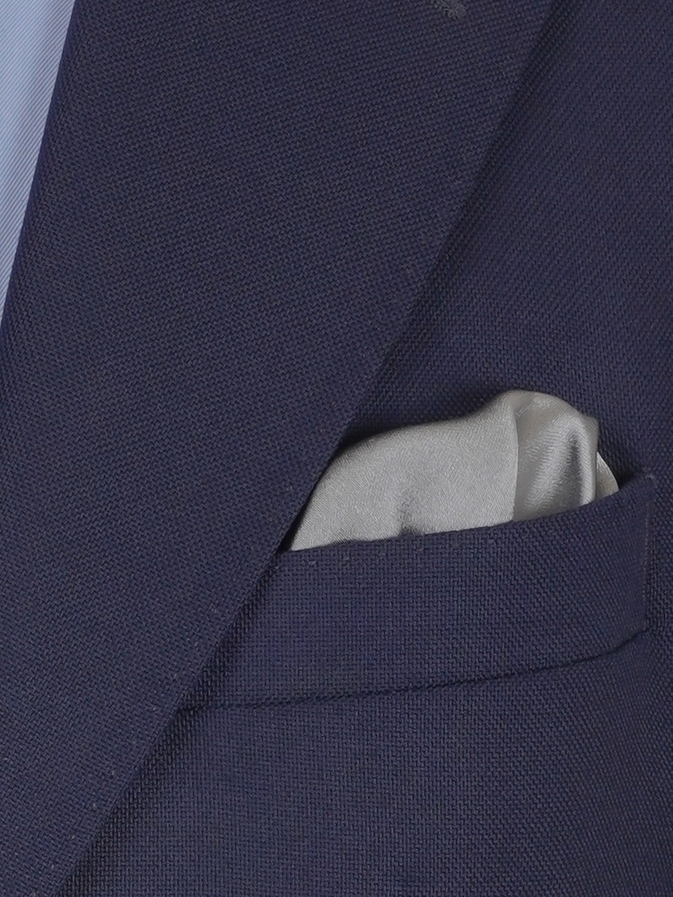 Cravate argentée étroite avec pochette de costume