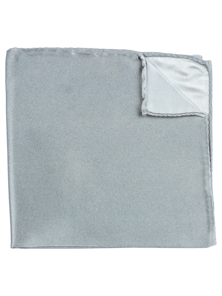 Cravate argentée étroite avec pochette de costume