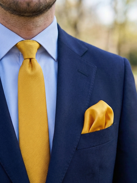 Горчично-златиста тясна вратовръзка и кърпичка за сако