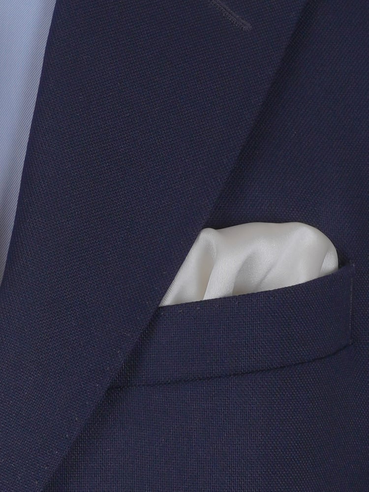 Cravată îngustă albă și batistă de buzunar