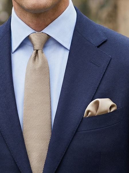 Wąski ciepłobeżowy krawat i poszetka