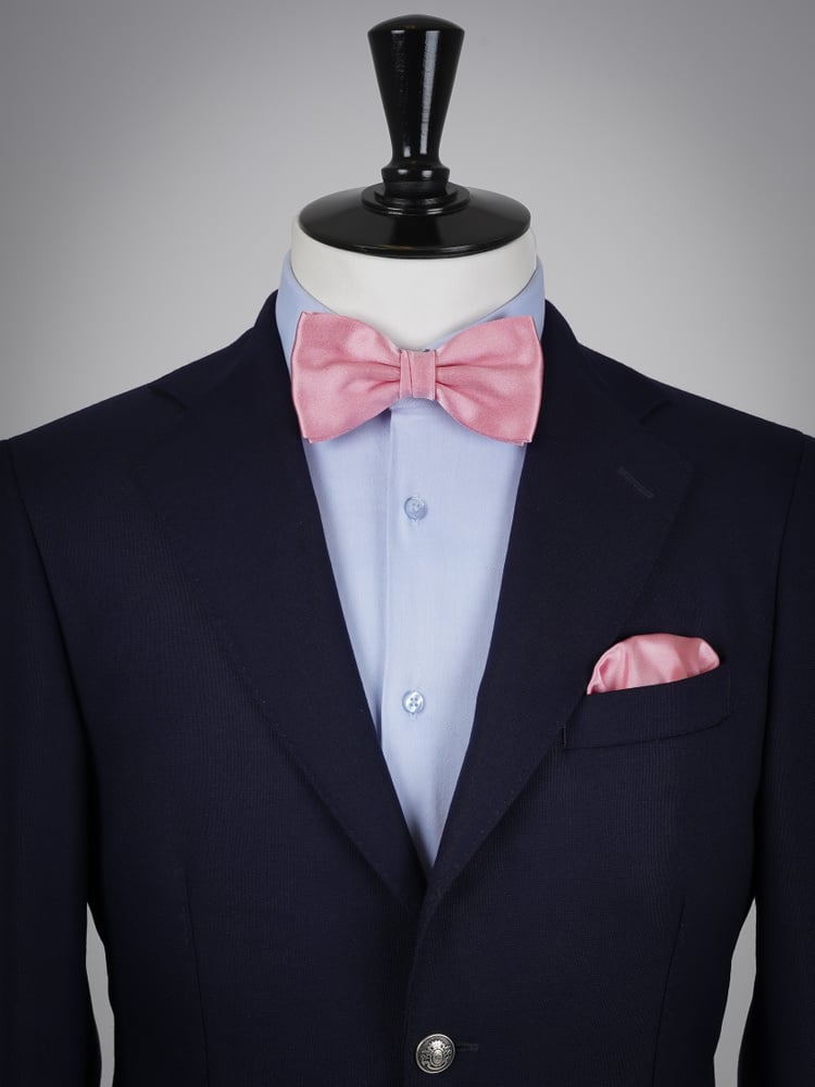 Svijetlo ružičasta leptir kravata i rupčići