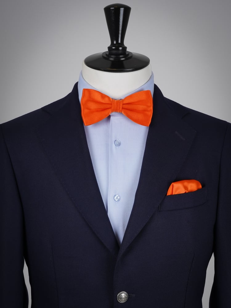 Orangefarbene Fliege & Einstecktuch