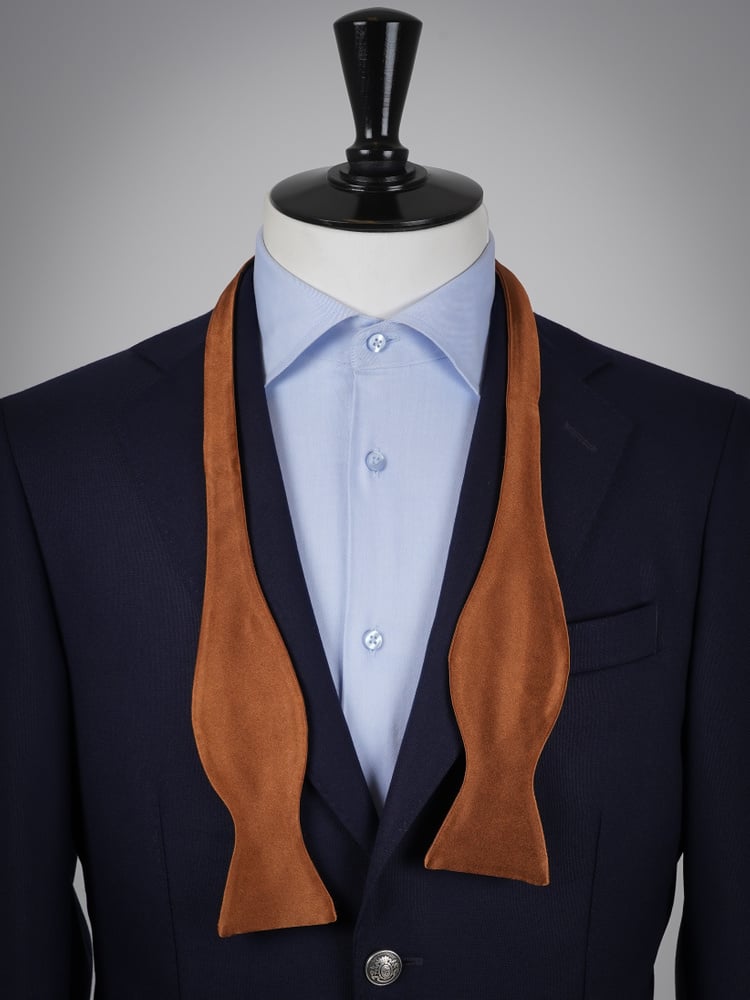 Selbstbinder Braune Fliege & Einstecktuch