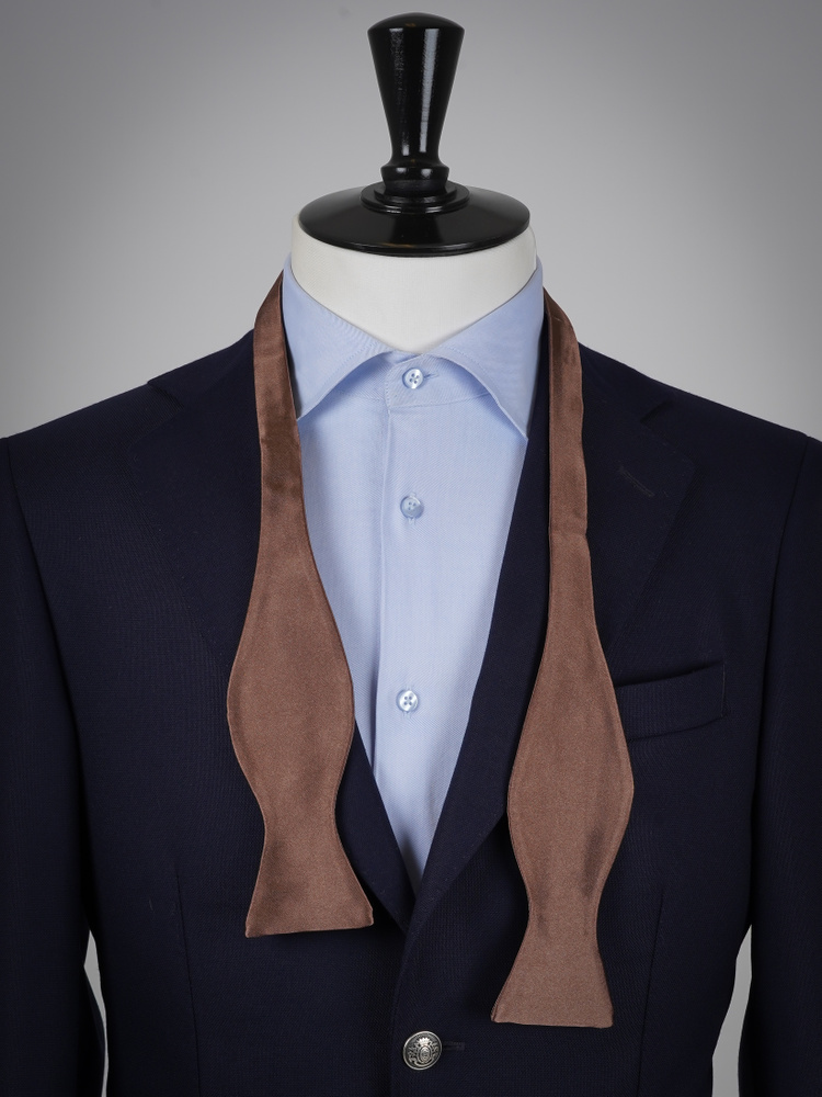 Selbstbinder Dunkelbraune Fliege & Einstecktuch