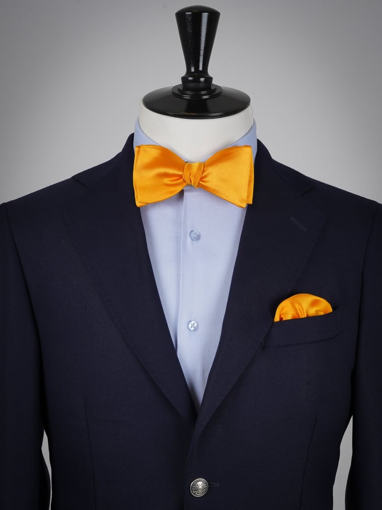 Selbstbinder Mandarinengelbe Fliege & Einstecktuch