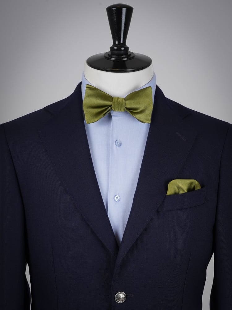 Solmittava oliivinvihreä rusetti & taskuliina