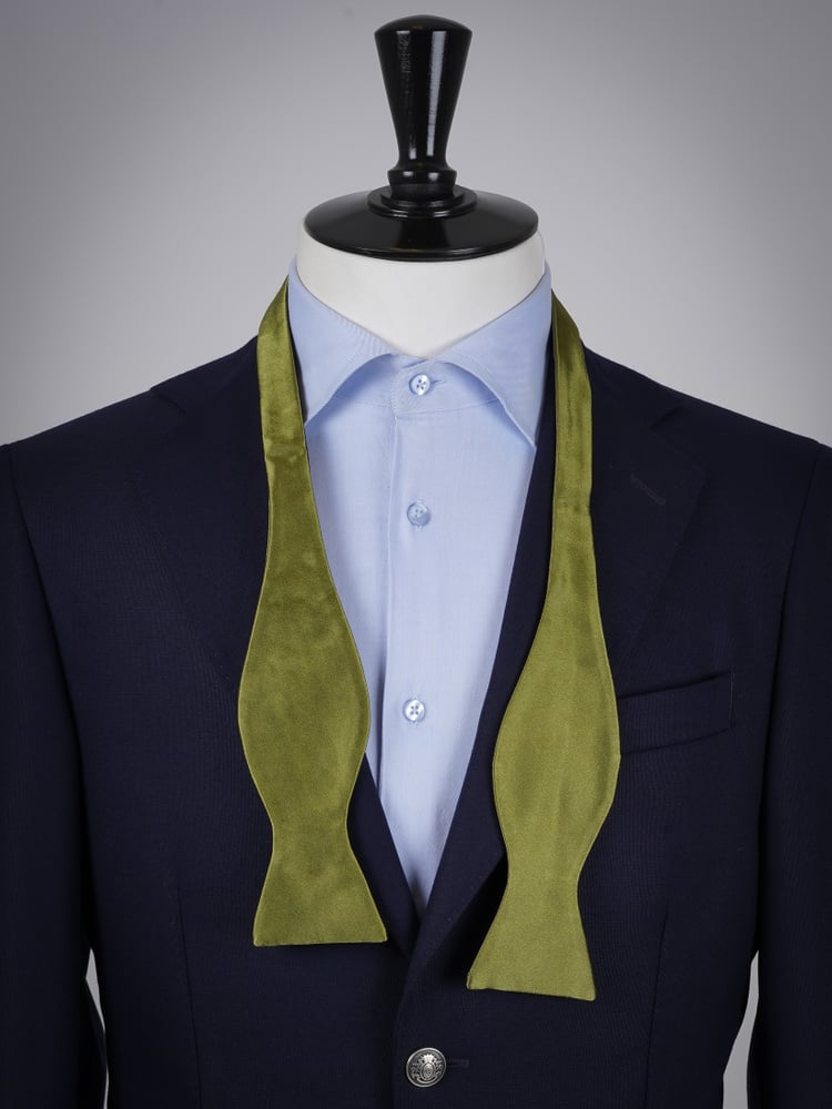 Solmittava oliivinvihreä rusetti & taskuliina