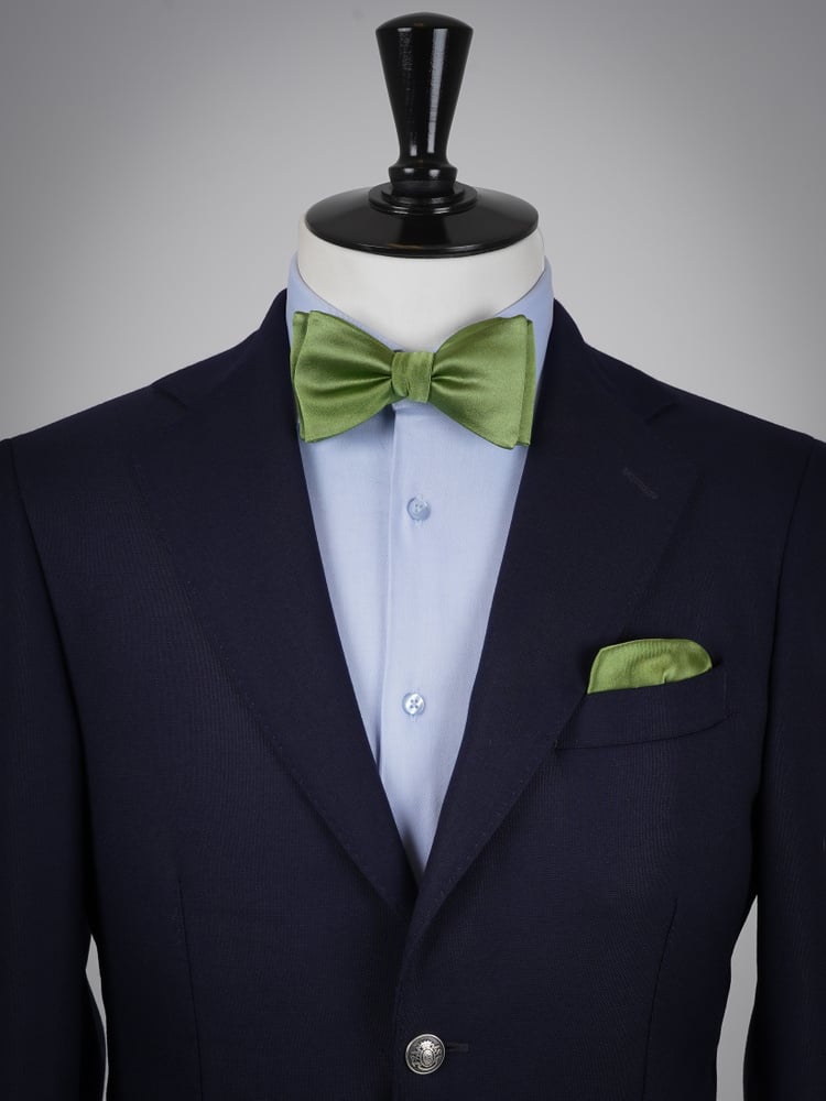 Solmittava vaalea oliivinvihreä rusetti & taskuliina