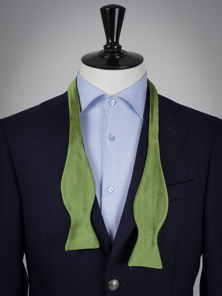 Solmittava vaalea oliivinvihreä rusetti & taskuliina