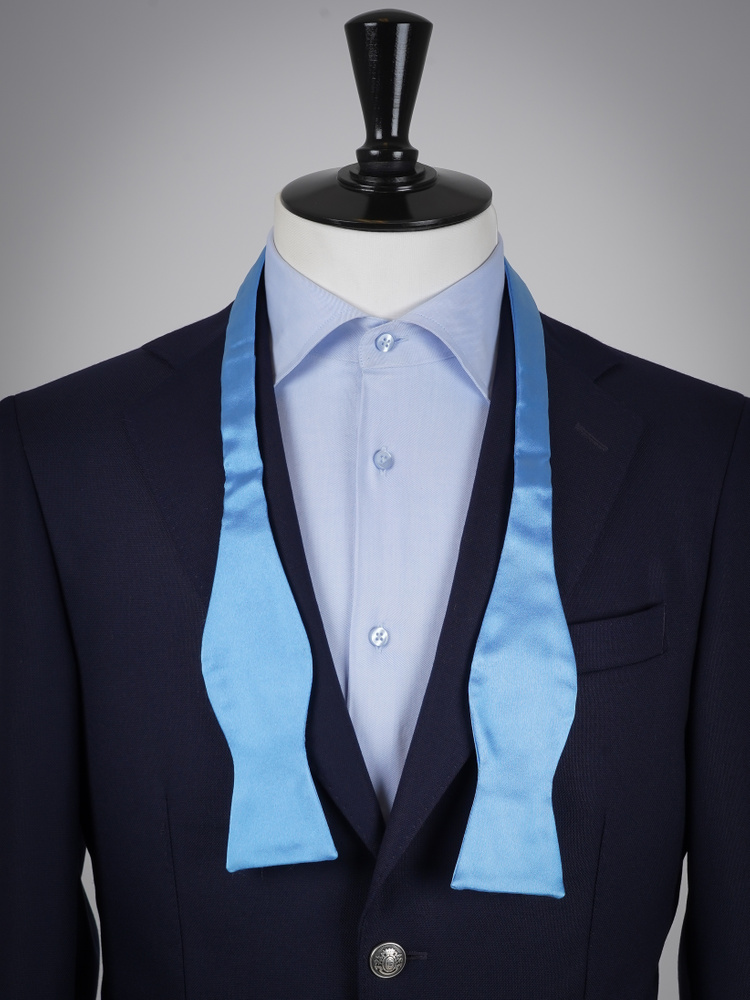 Selbstbinder Hellblaue Fliege & Einstecktuch