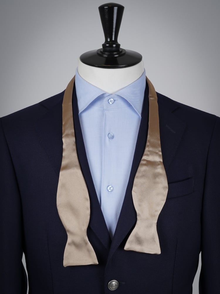 Selbstbinder Warmbeige Fliege & Einstecktuch